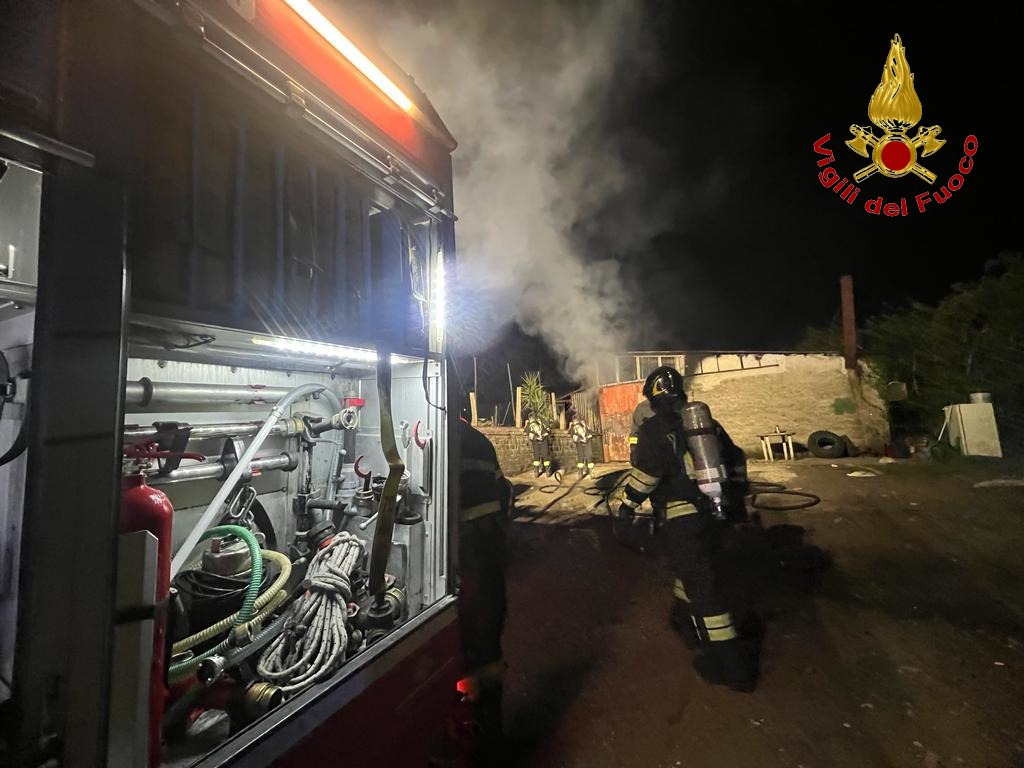 Cervinara| Incendio della notte in un deposito agricolo, 4 squadre di vigili del fuoco per spegnere le fiamme