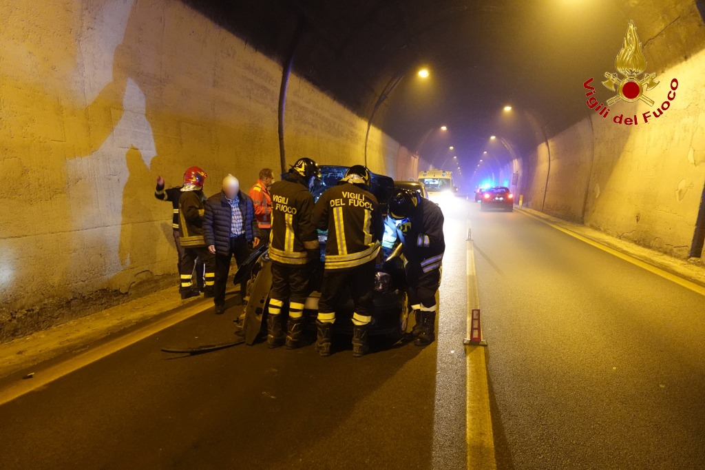 Solofra| Incidente in galleria, coinvolte due auto e un furgone: 4 le persone contuse