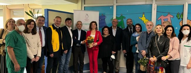 Il Lions Club dona fiori alle mamme negli ospedali cittadini