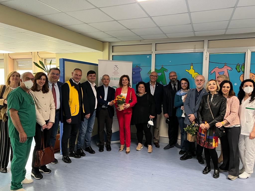 Il Lions Club dona fiori alle mamme negli ospedali cittadini