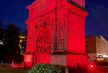 L’ Arco di Traiano si è illuminato di rosso per la Giornata Mondiale della Sclerosi Multipla