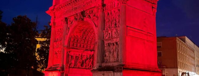 L’ Arco di Traiano si è illuminato di rosso per la Giornata Mondiale della Sclerosi Multipla