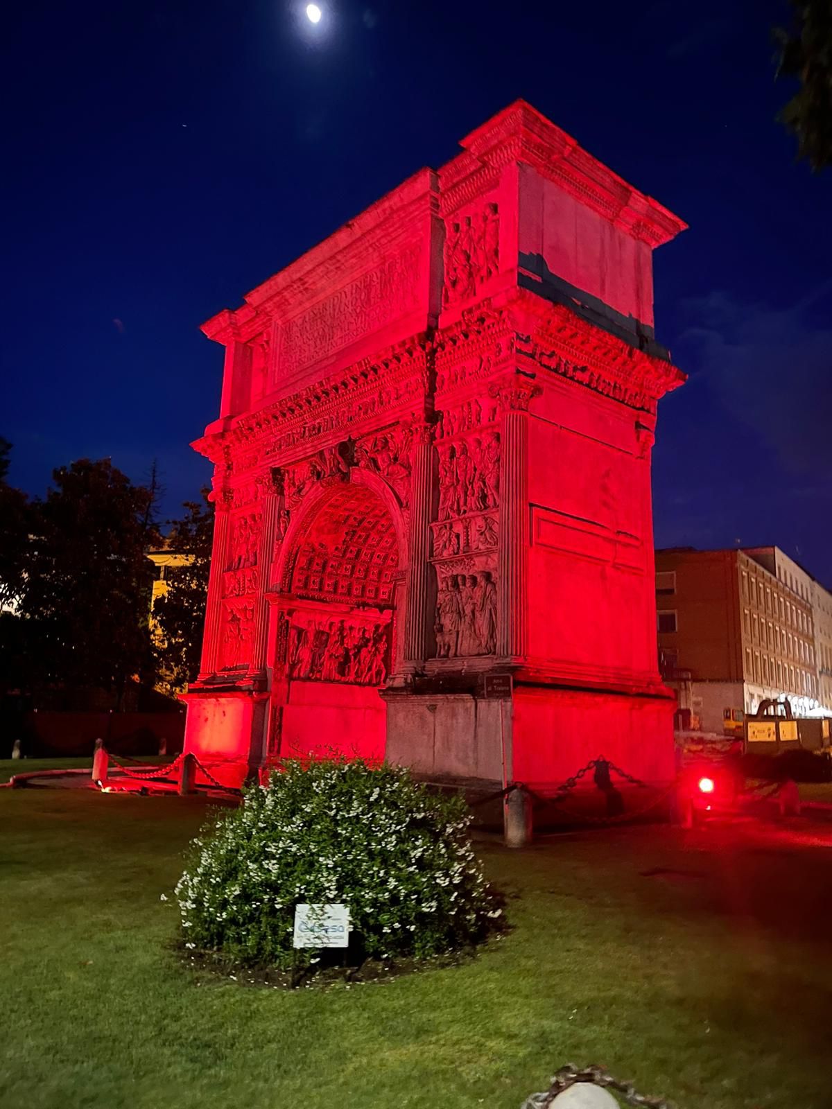 L’ Arco di Traiano si è illuminato di rosso per la Giornata Mondiale della Sclerosi Multipla