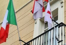 La bandiera della Croce Rossa sventola da Palazzo Mosti