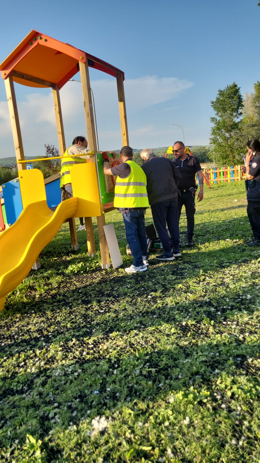 Danni al parco giochi di via Vittime di Nassiriya a Benevento: “atti indegni”