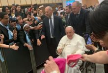Il foulard rosa simbolo di “Una Luce per la Vita” donato a Papa Francesco 