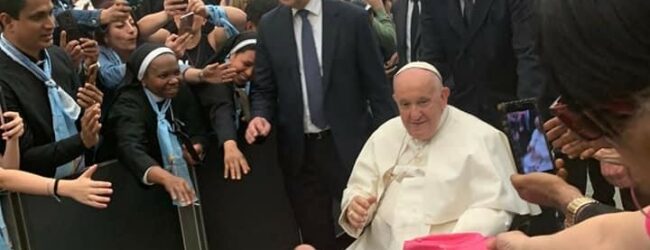 Il foulard rosa simbolo di “Una Luce per la Vita” donato a Papa Francesco 