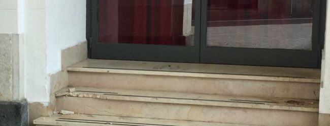 Teatro Comunale di Benevento, danneggiato gradino dell’ingresso centrale