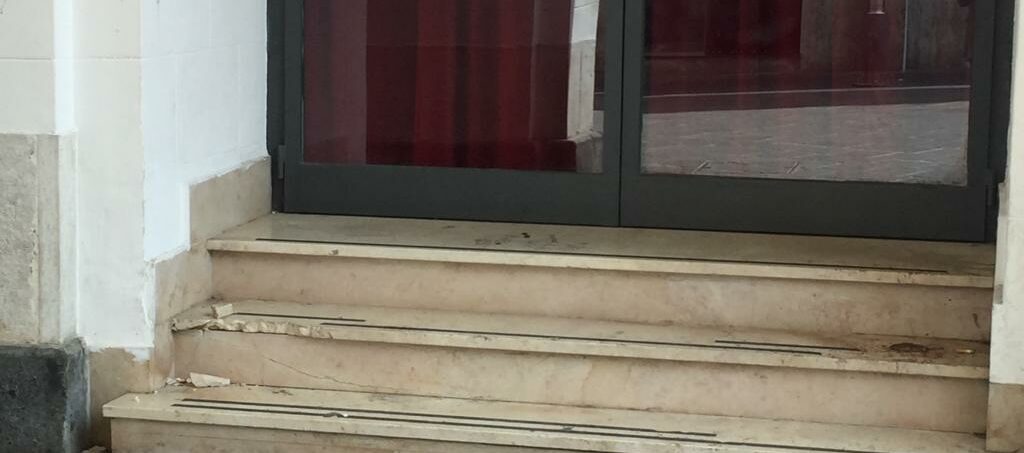 Teatro Comunale di Benevento, danneggiato gradino dell’ingresso centrale