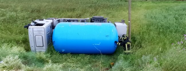 Cisterna carica di gpl si ribalta: disagi e paura tra Benevento e Pietrelcina