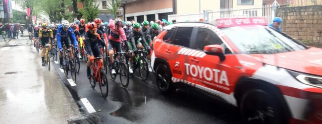 Giro d’Italia, la pioggia non scoraggia gli appassionati e Atripalda diventa tutta rosa: anche i cornetti