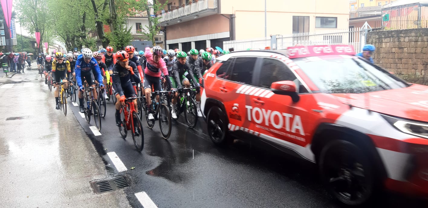 Giro d’Italia, la pioggia non scoraggia gli appassionati e Atripalda diventa tutta rosa: anche i cornetti