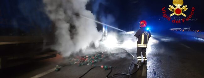 Bonito| In fiamme Sull’A16 tir che trasportava bottiglie d’acqua minerale