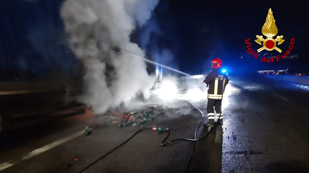 Bonito| In fiamme Sull’A16 tir che trasportava bottiglie d’acqua minerale