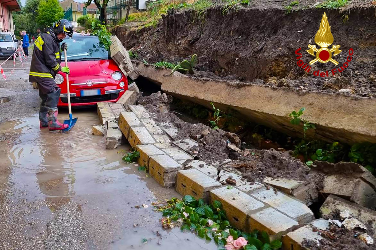 Maltempo in Irpinia: muro crolla su auto in sosta, allagamenti e alberi caduti