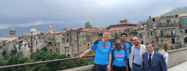 Pranzo in famiglia e selfie tra i concittadini italiani: Bill de Blasio saluta la sua  Sant’Agata de’ Goti