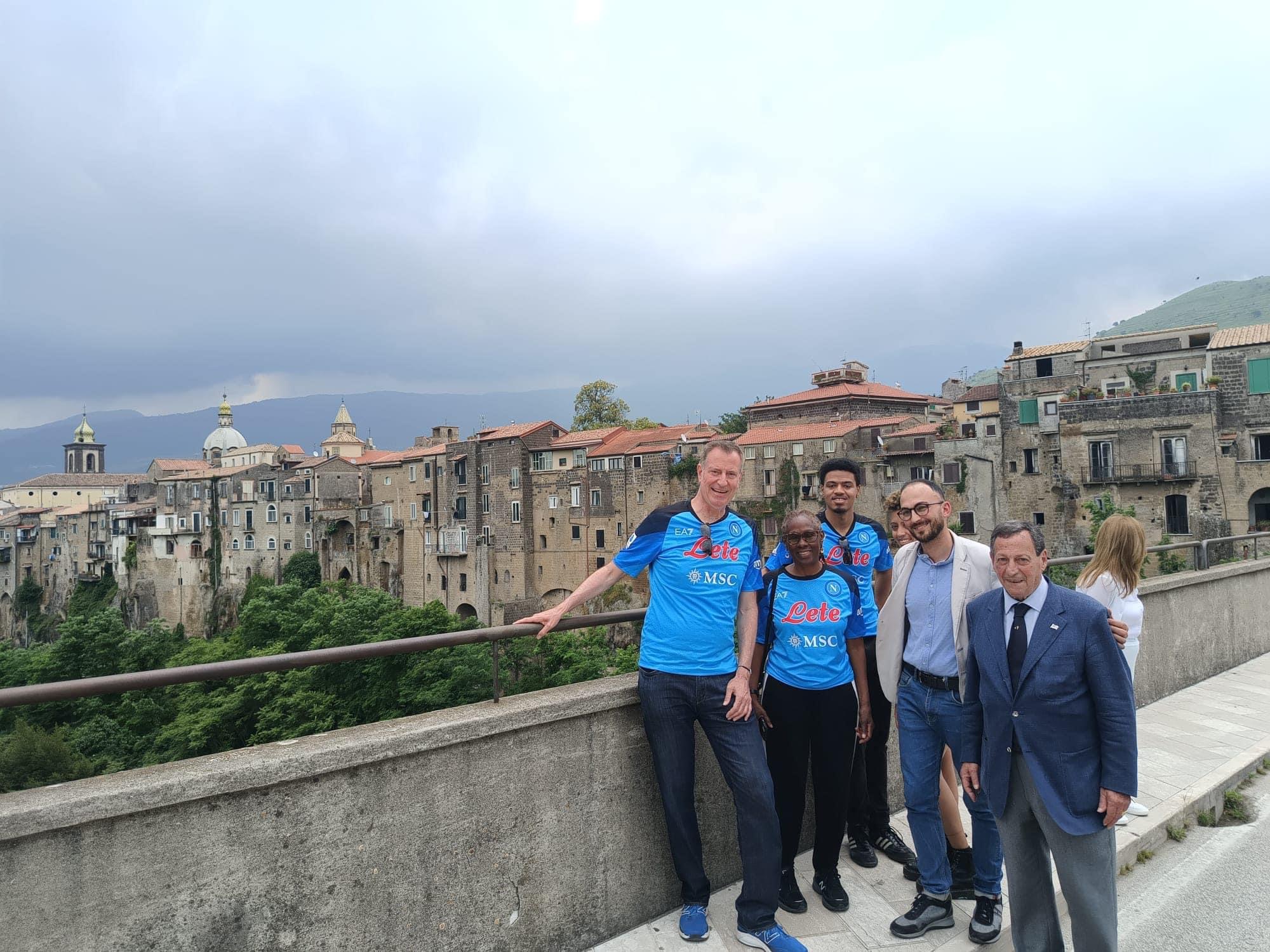 Pranzo in famiglia e selfie tra i concittadini italiani: Bill de Blasio saluta la sua  Sant’Agata de’ Goti