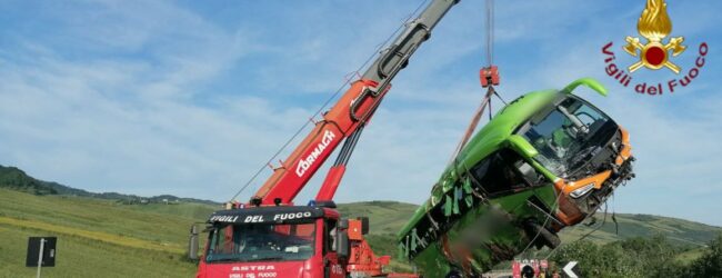 Bus nella scarpata, i passeggeri: “vivi per miracolo”. A Grottaminarda attivato punto d’accoglienza