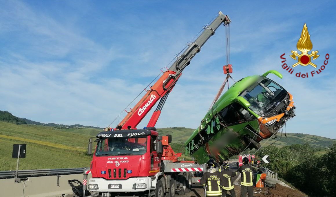 Bus nella scarpata, i passeggeri: “vivi per miracolo”. A Grottaminarda attivato punto d’accoglienza