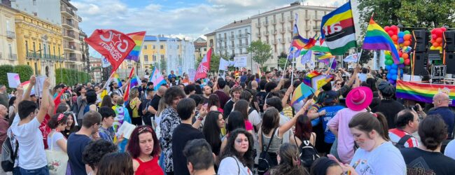 L’onda arcobaleno conquista Avellino: in tanti per l’Irpinia Pride. Big Mama: “Questa città sta cambiando”/FOTO