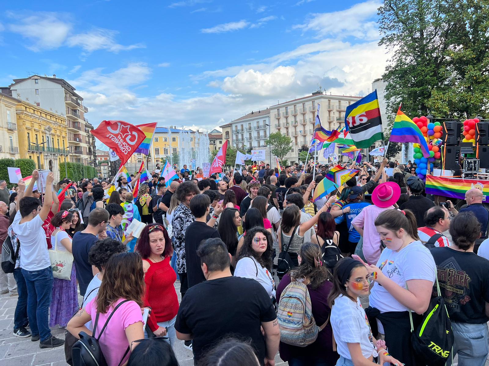 L’onda arcobaleno conquista Avellino: in tanti per l’Irpinia Pride. Big Mama: “Questa città sta cambiando”/FOTO