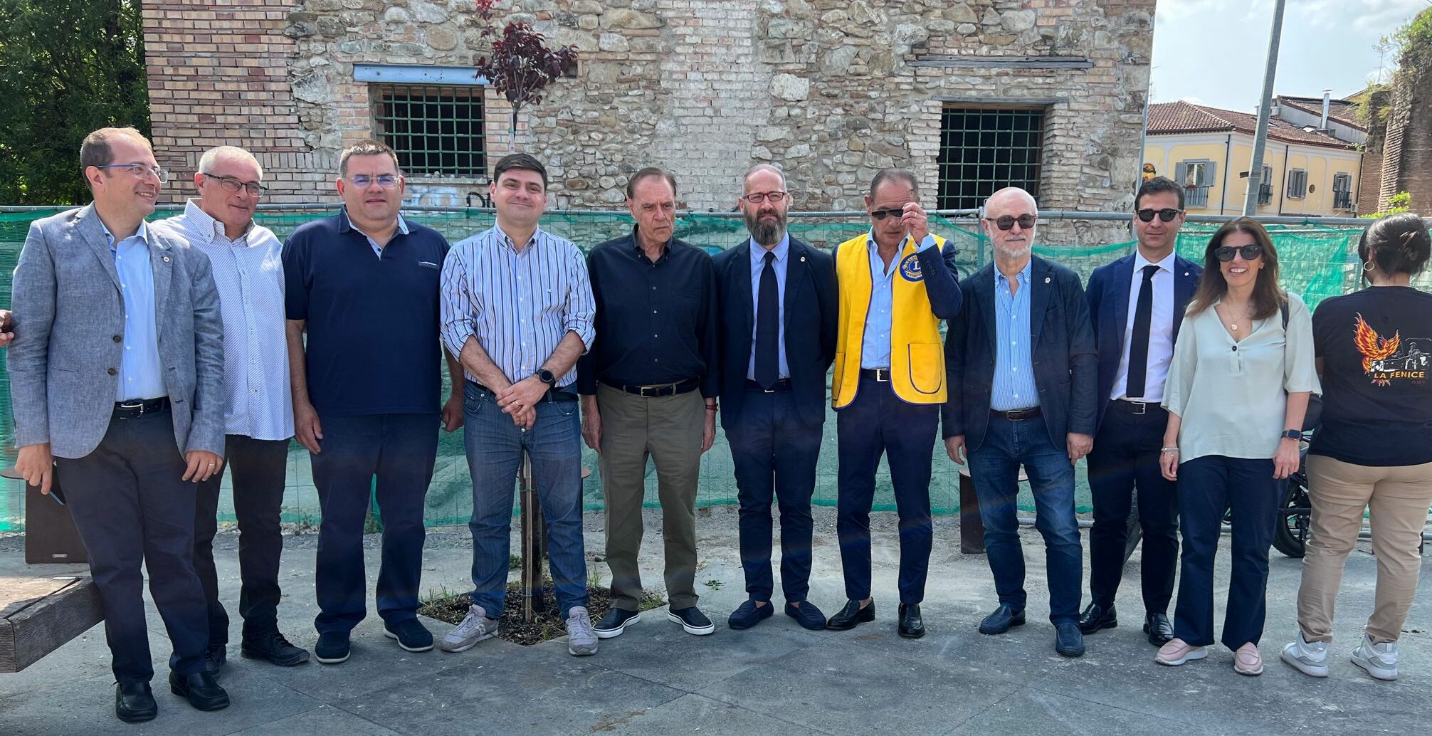 Benevento, piantumati nuovi alberi in Piazza Teatro Romano, l’iniziativa targata Lions Club