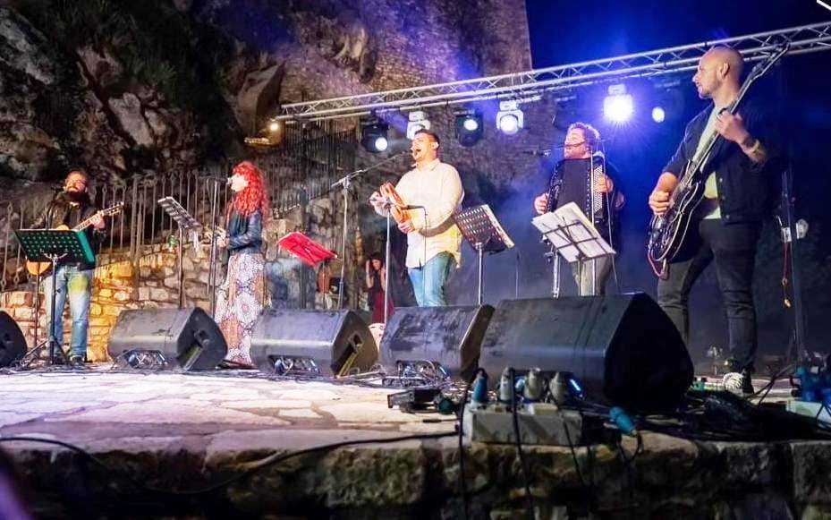 ‘AlmaTerra popolare’, il gruppo musicale che unisce e trasmette l’amore per la propria terra