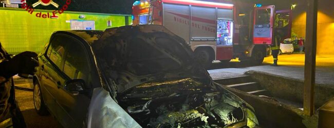 Avellino| Auto in fiamme nella notte in via Tedesco, la proprietaria: ci minacciano perché stranieri