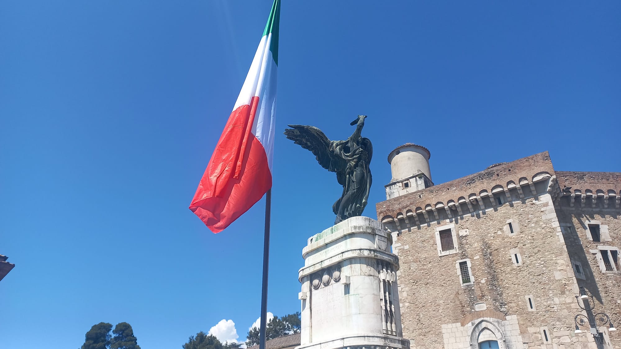Viva l’Italia, repubblica democratica fondata sul lavoro…