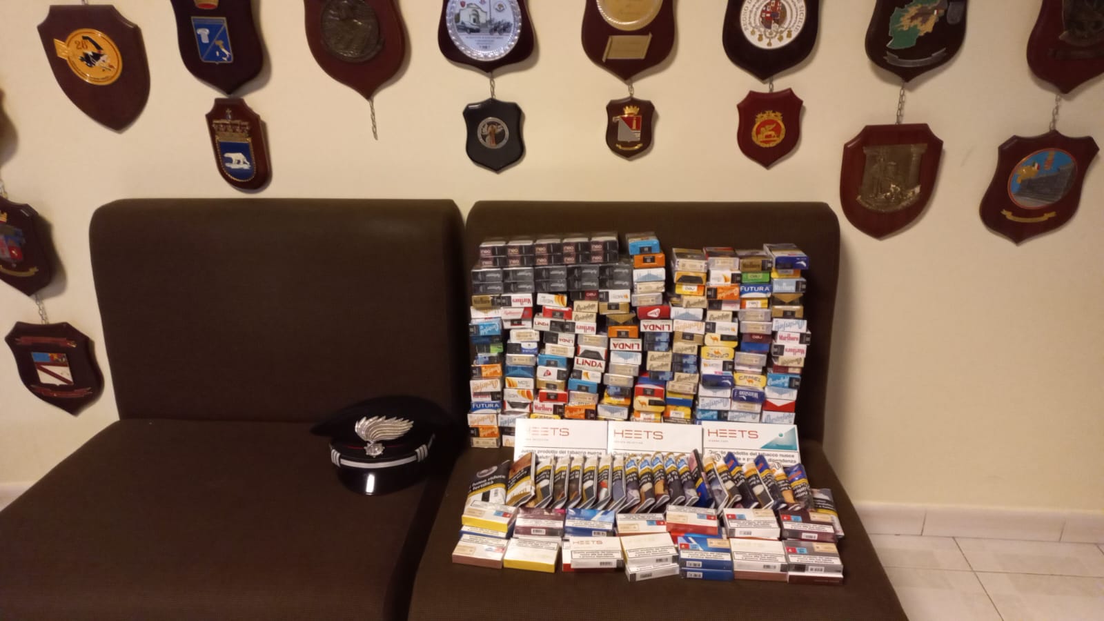 Malviventi svaligiano rivendita tabacchi: inseguiti dai carabinieri abbandonano furgone. Recuperata refurtiva