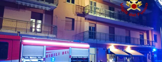 Avellino| Fiamme nella notte in un appartamento al 5° piano di via Scandone, in salvo mamma e figlio