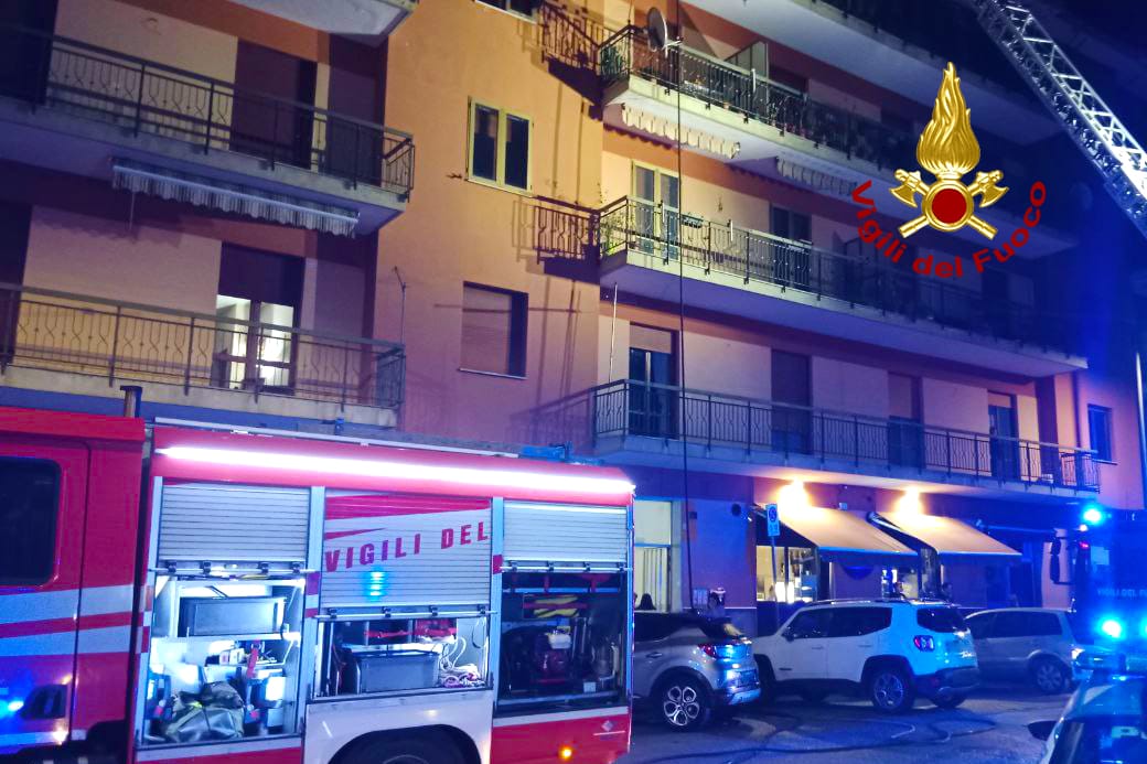 Avellino| Fiamme nella notte in un appartamento al 5° piano di via Scandone, in salvo mamma e figlio