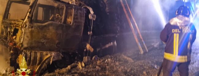 Vallesaccarda| Tir in fiamme sotto la galleria dell’A16, 9 ore per spegnere l’incendio