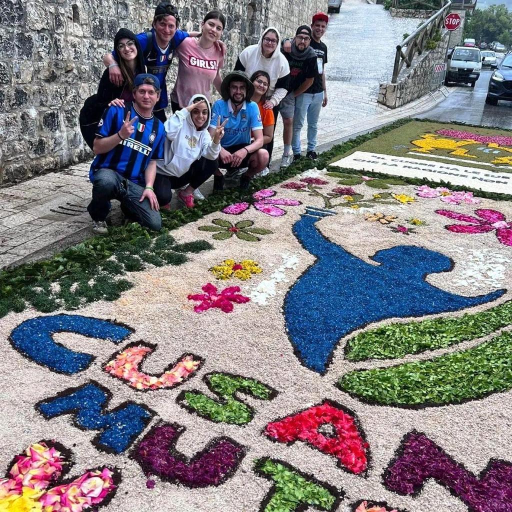 Infiorata, il Forum dei Giovani ha presentato un quadro floreale a tema Olimpiadi dei Forum 2023