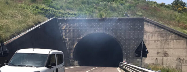 Vallesaccarda| Incendio in galleria di un mezzo pesante, i tecnici Arpac misurano le diossine