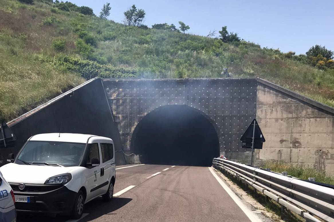 Vallesaccarda| Incendio in galleria di un mezzo pesante, i tecnici Arpac misurano le diossine