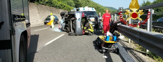 Monteforte| Auto si ribalta sull’A16, 2 feriti al Moscati