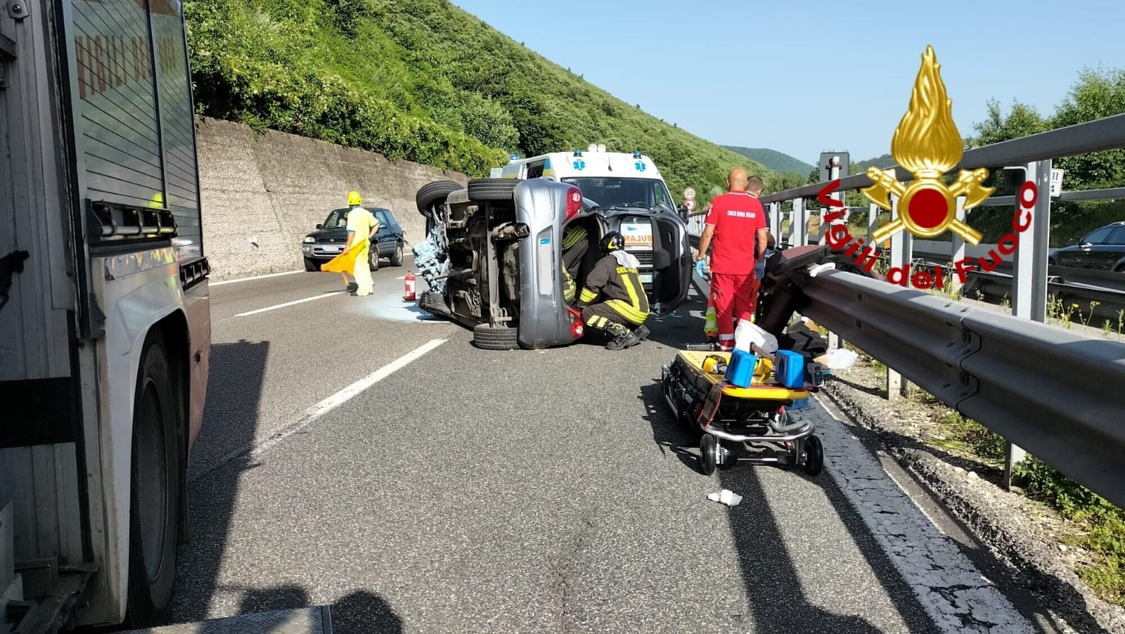 Monteforte| Auto si ribalta sull’A16, 2 feriti al Moscati