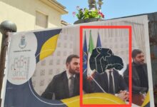 Pietrelcina, oscurato il volto del consigliere Scocca. Fdl e il gruppo “Avanti Pietrelcina” condannano l’episodio