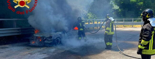 Auto in fiamme sull’A16 e questa notte vicino al cimitero di Santa Lucia, intervengono i vigili del fuoco