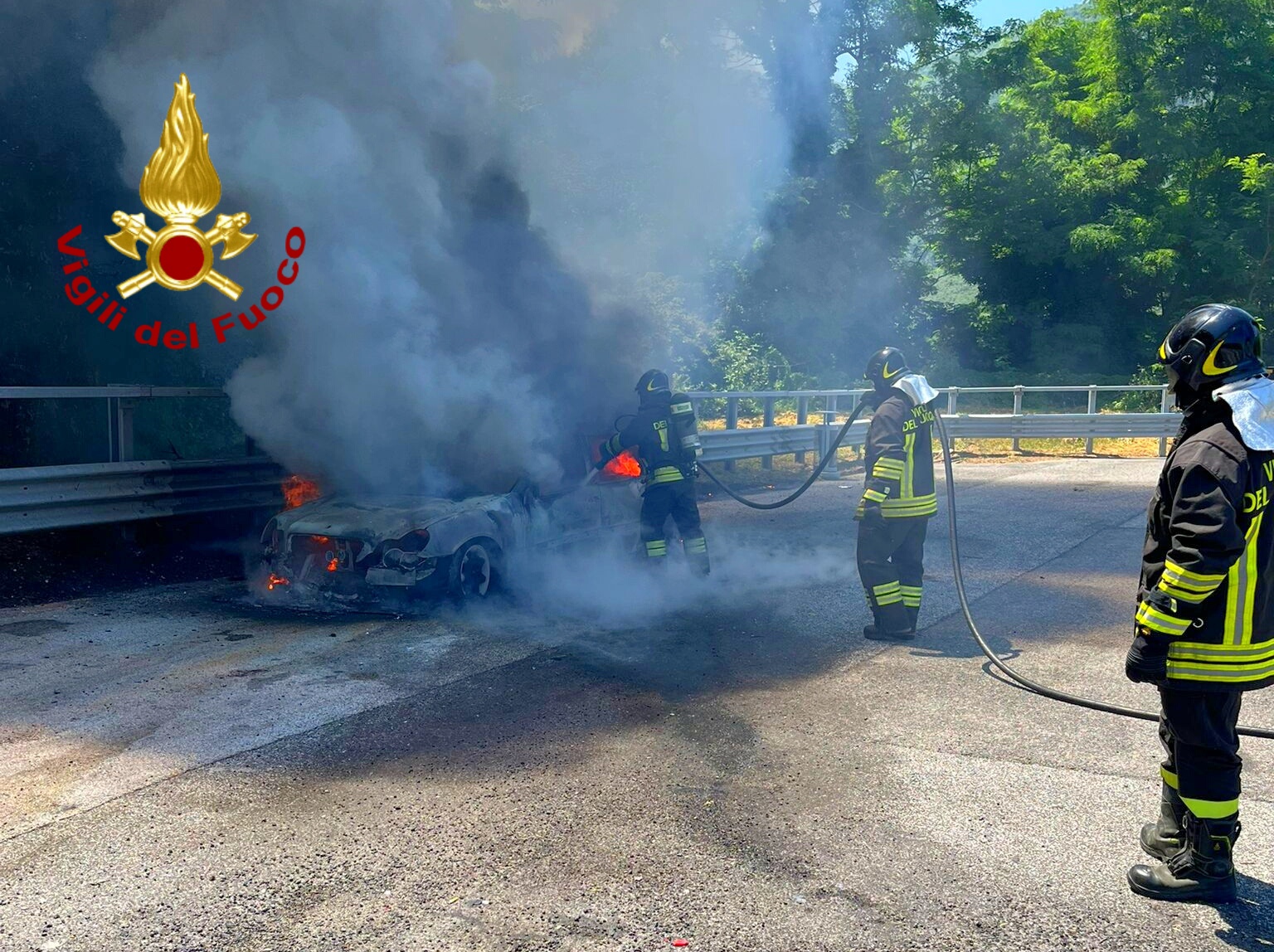 Auto in fiamme sull’A16 e questa notte vicino al cimitero di Santa Lucia, intervengono i vigili del fuoco