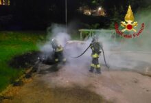Avellino| Auto in fiamme nella notte in via Amatucci, indagini in corso