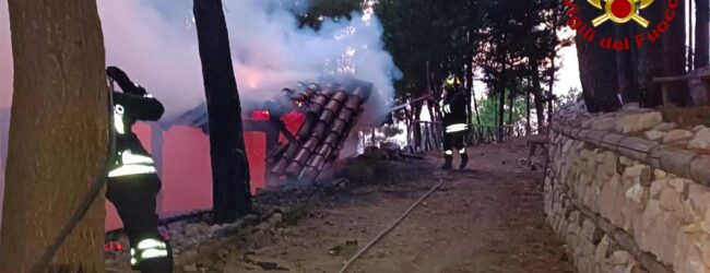Sirignano| Baita in fiamme nella notte alla Pineta Ciglio, intervengono i vigili del fuoco