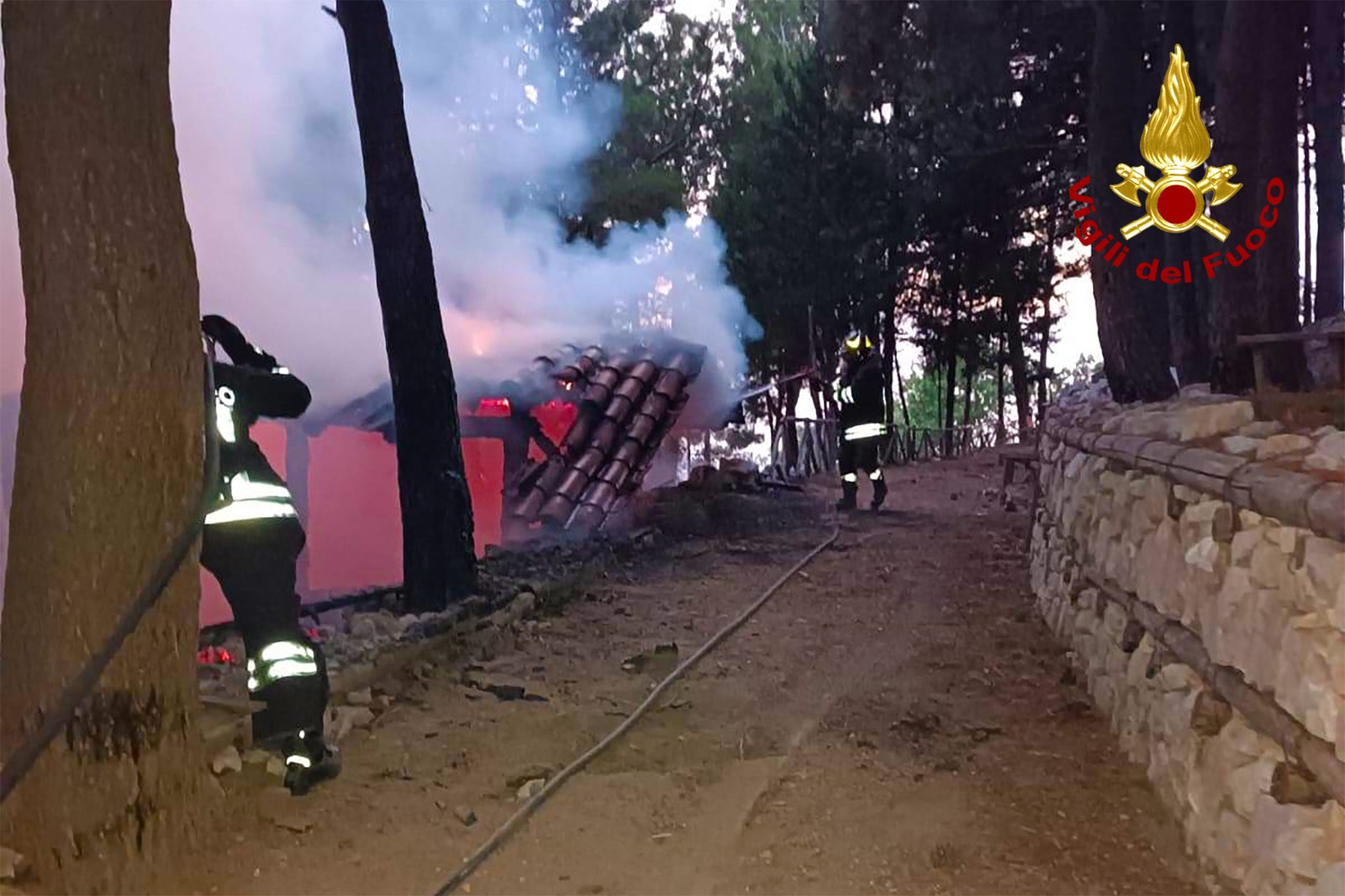 Sirignano| Baita in fiamme nella notte alla Pineta Ciglio, intervengono i vigili del fuoco