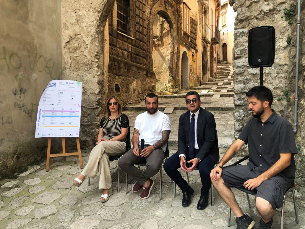 Capocastello Distretto Creativo, da venerdì a domenica il borgo si apre alle opere di artisti da tutta Italia