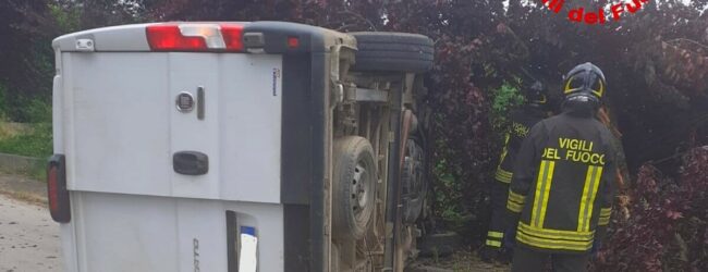 Montella| Furgone sbanda e si ribalta, conducente trasportato al Moscati