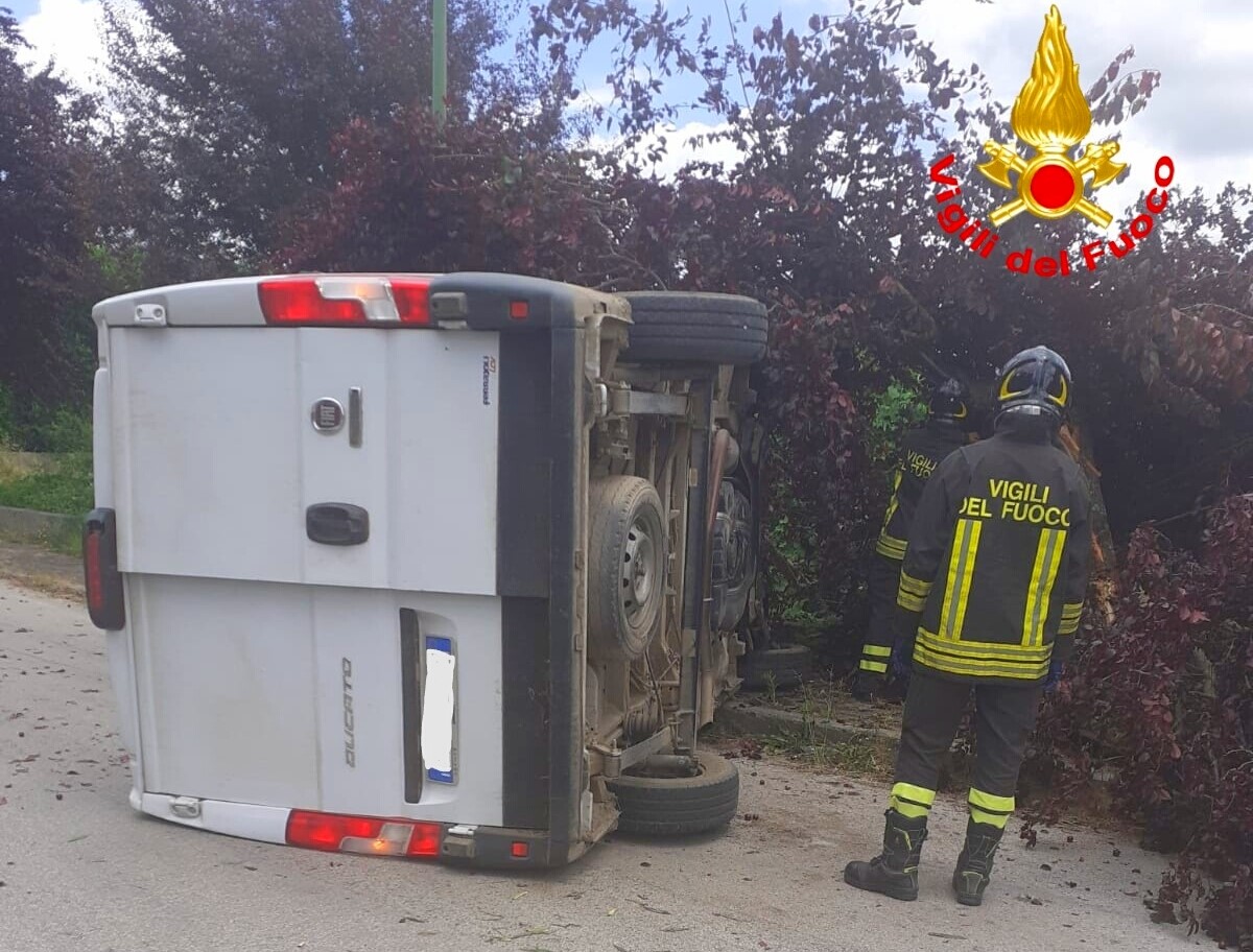 Montella| Furgone sbanda e si ribalta, conducente trasportato al Moscati