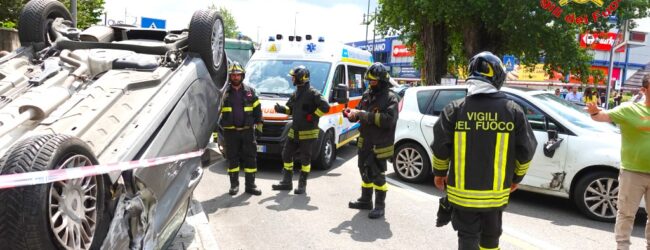 Incidente tra 3 auto a Torrette di Mercogliano, una si ribalta: tra i 7 feriti anche 3 bambini