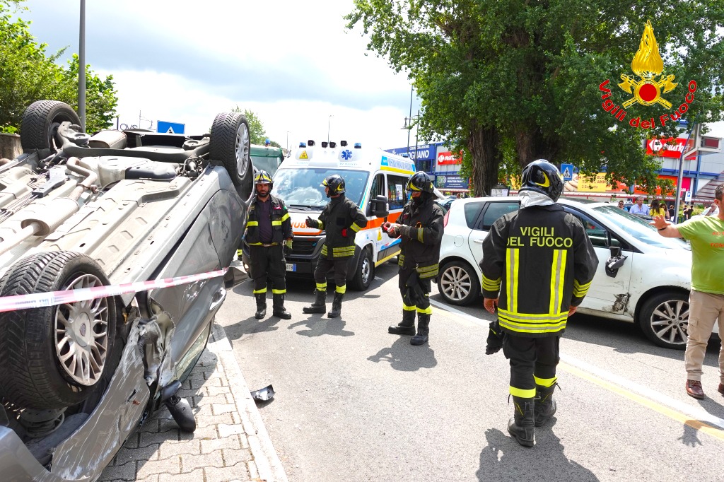 Incidente tra 3 auto a Torrette di Mercogliano, una si ribalta: tra i 7 feriti anche 3 bambini