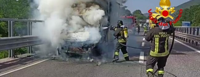 Mercogliano, furgone in fiamme: tempestivo intervento dei Vigili del Fuoco